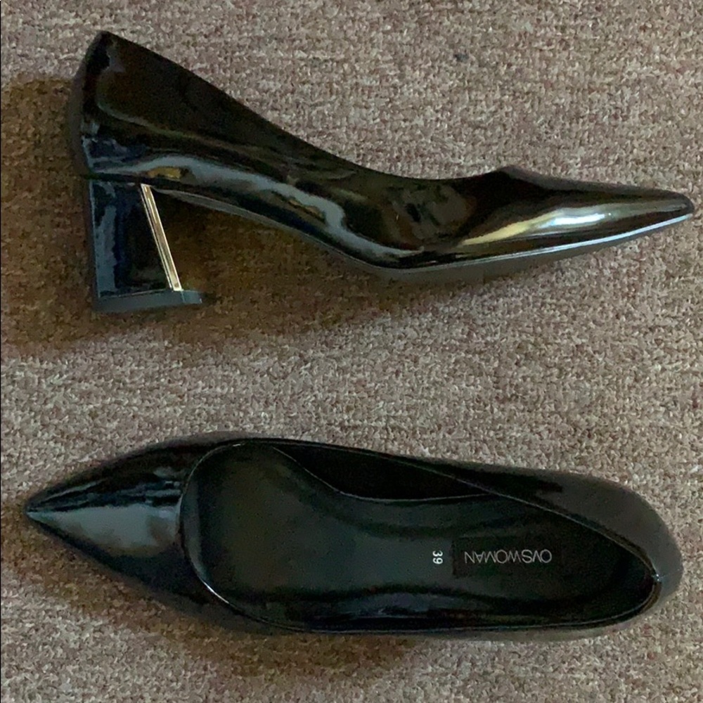Black glossy pumps